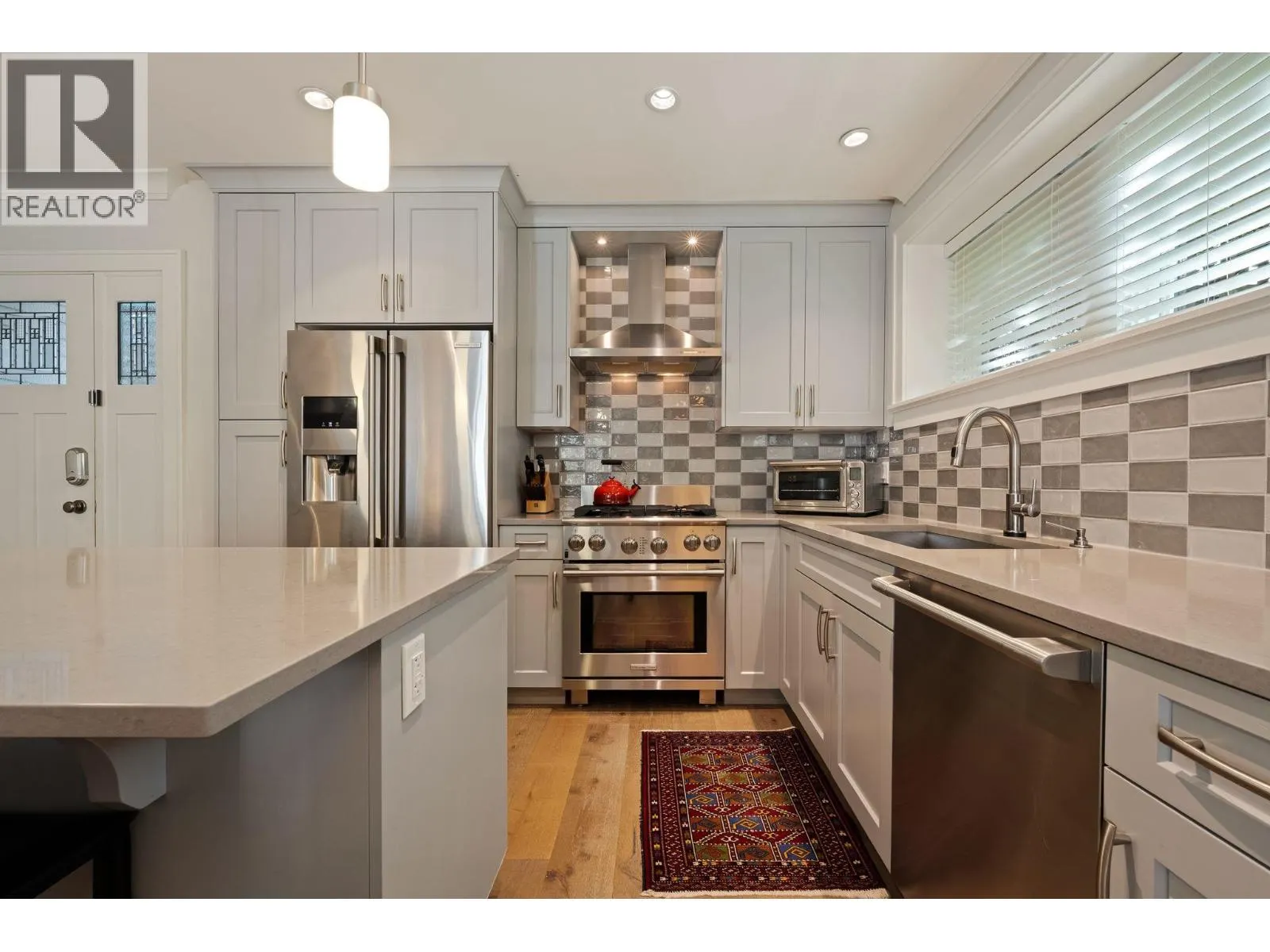 330 W 14TH AVENUE