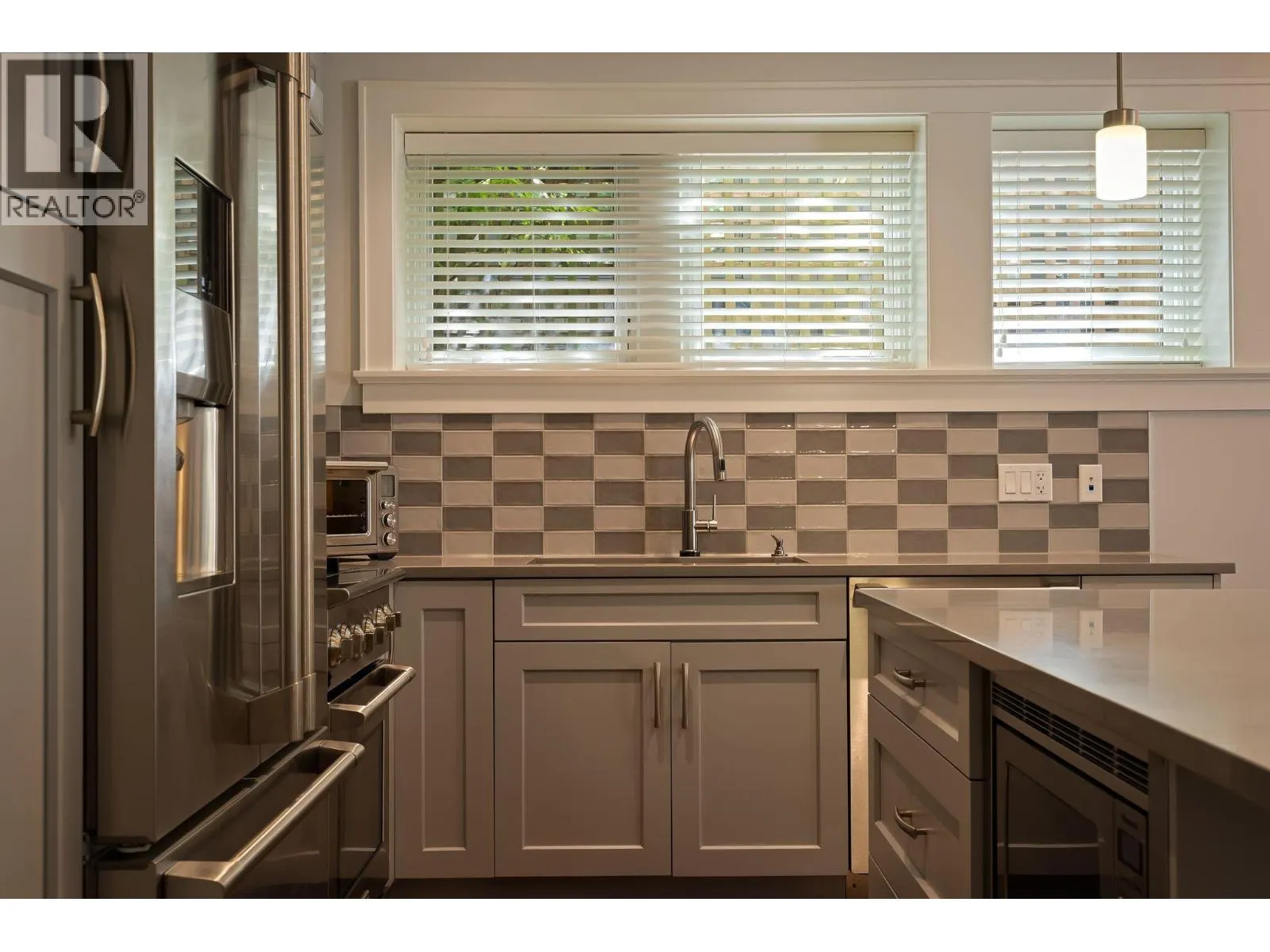330 W 14TH AVENUE
