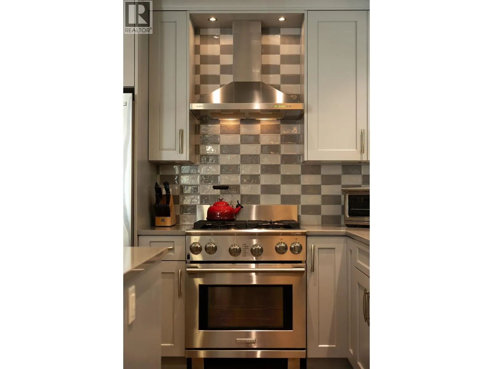 330 W 14TH AVENUE