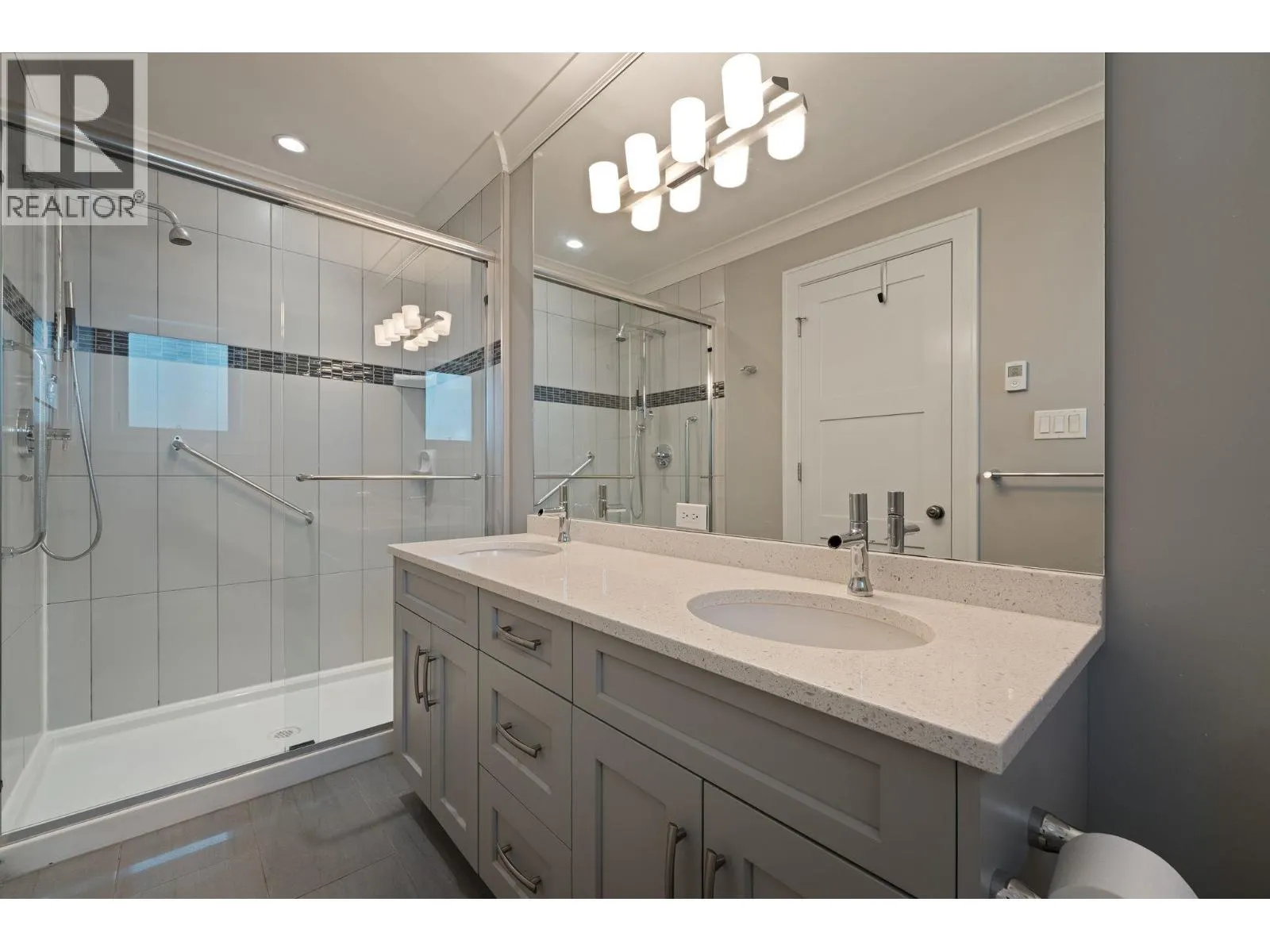 330 W 14TH AVENUE