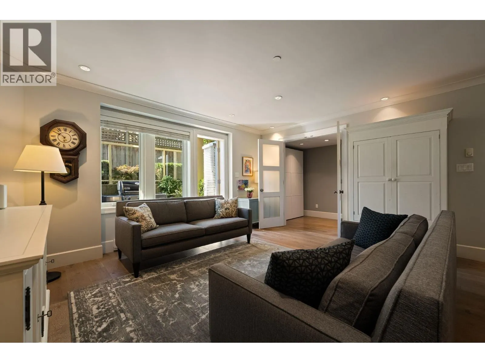 330 W 14TH AVENUE