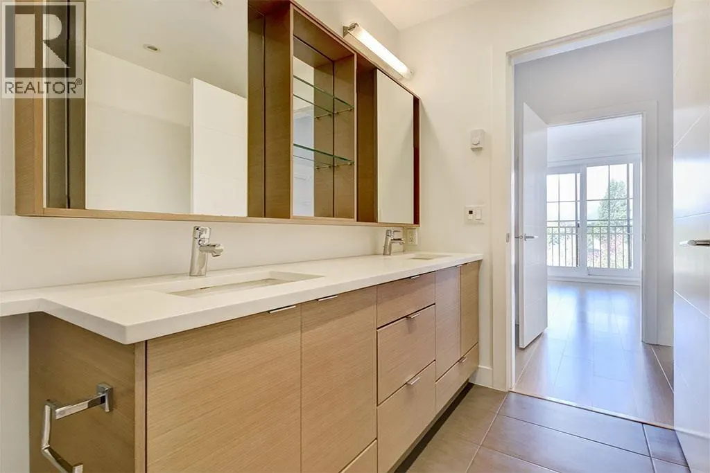 PH7 2528 COLLINGWOOD STREET