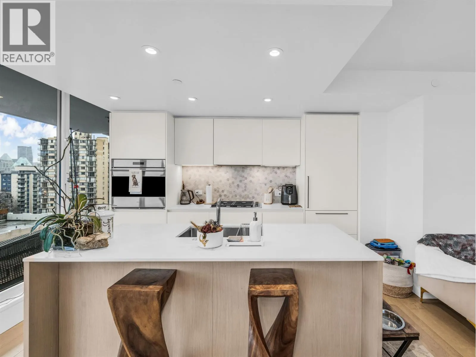 1401 1365 DAVIE STREET