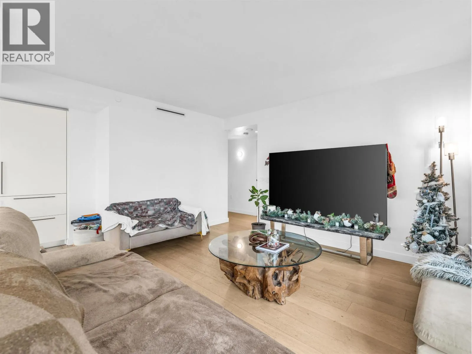 1401 1365 DAVIE STREET