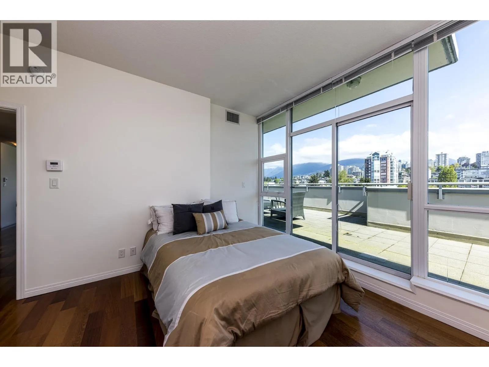 PH1 168 E ESPLANADE