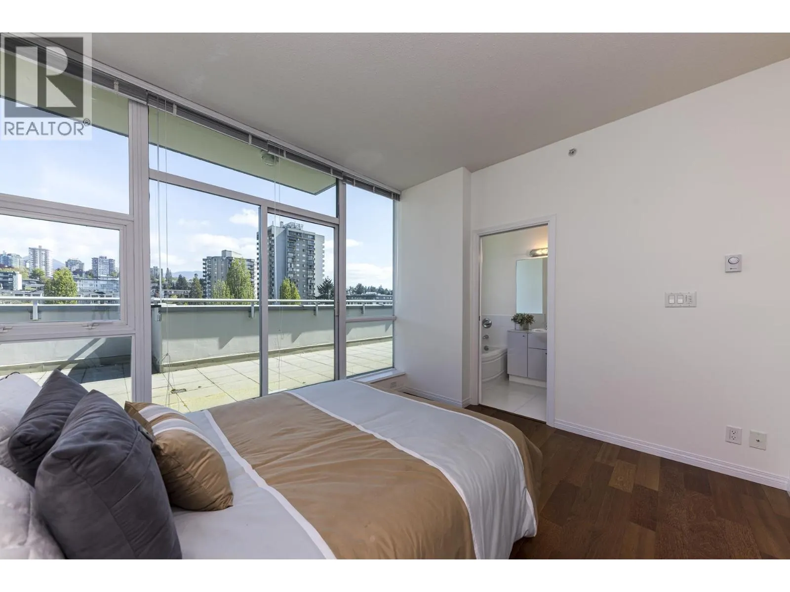 PH1 168 E ESPLANADE