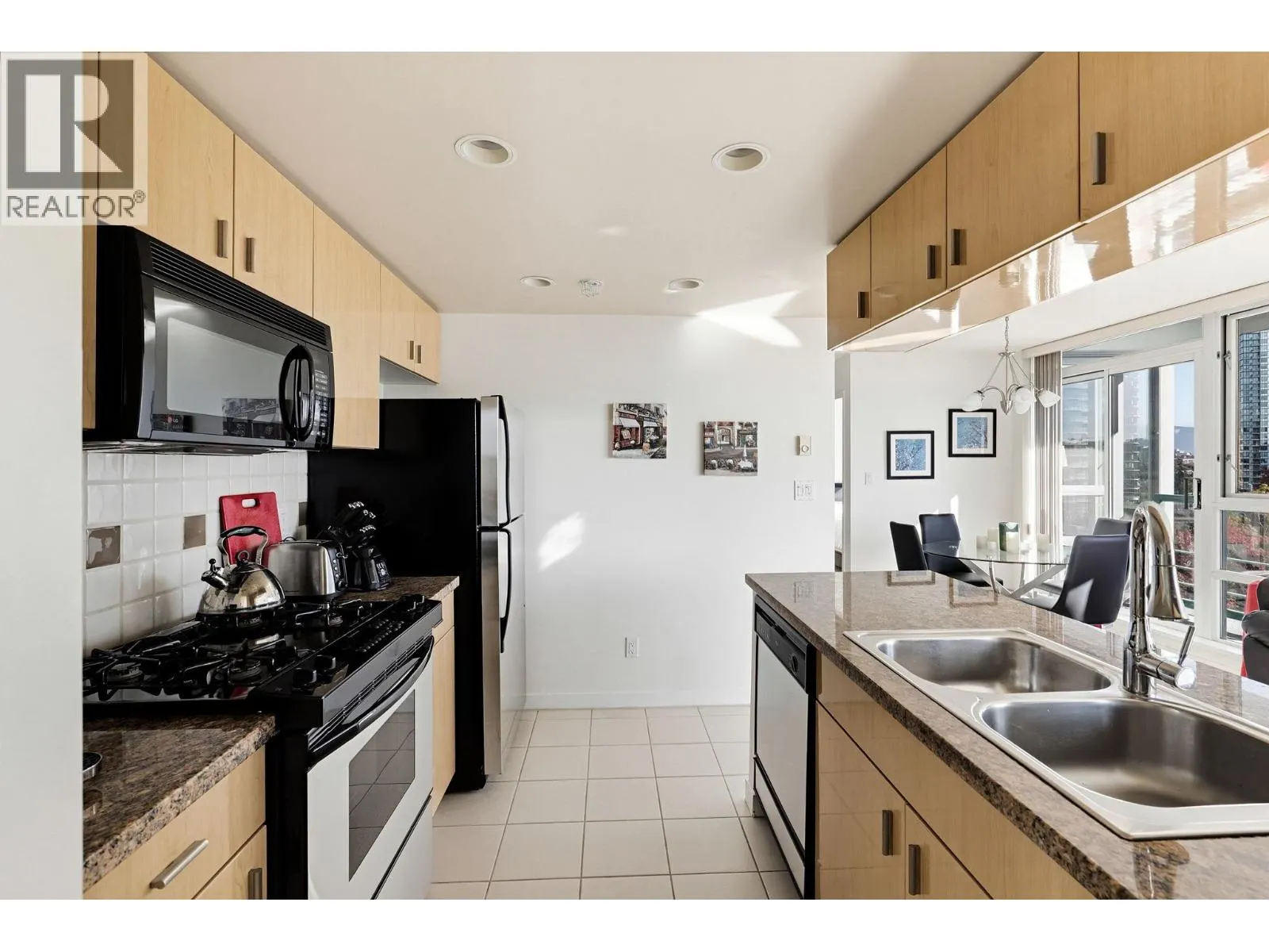 901 1067 MARINASIDE CRESCENT
