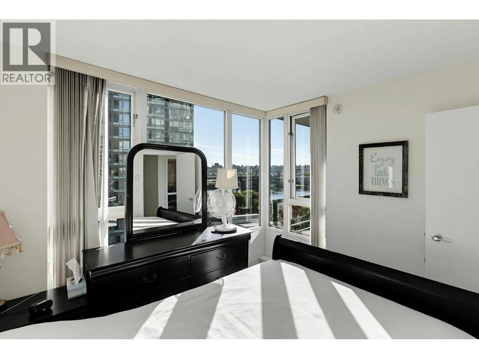 901 1067 MARINASIDE CRESCENT