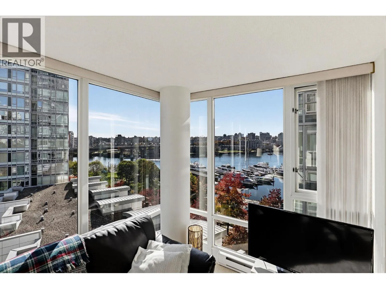 901 1067 MARINASIDE CRESCENT