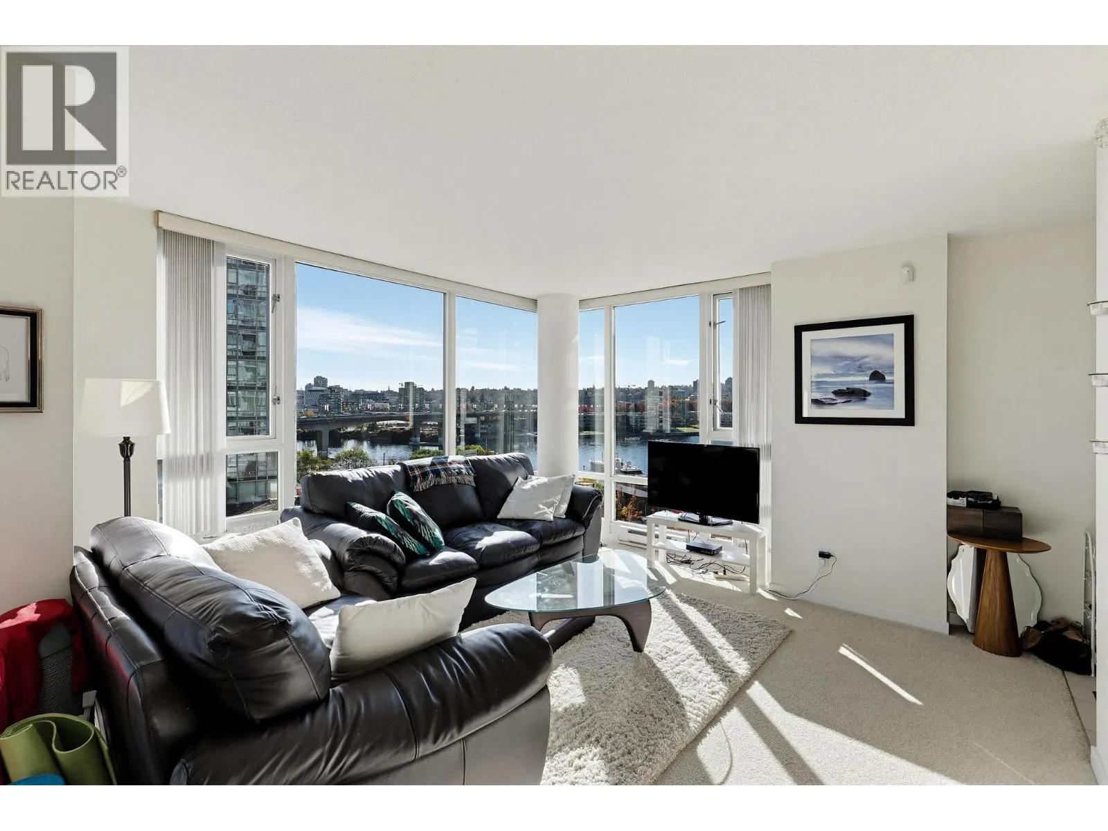 901 1067 MARINASIDE CRESCENT