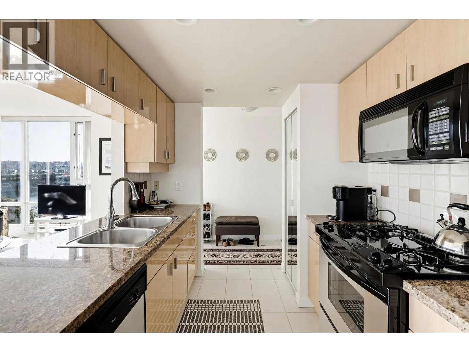 901 1067 MARINASIDE CRESCENT