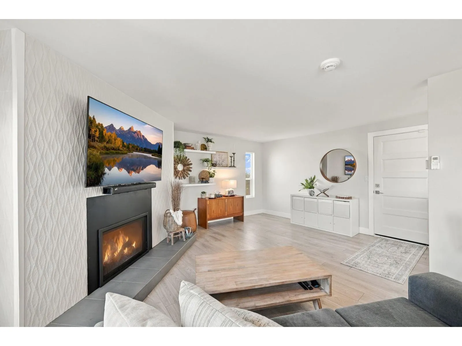 9 15989 MARINE DRIVE