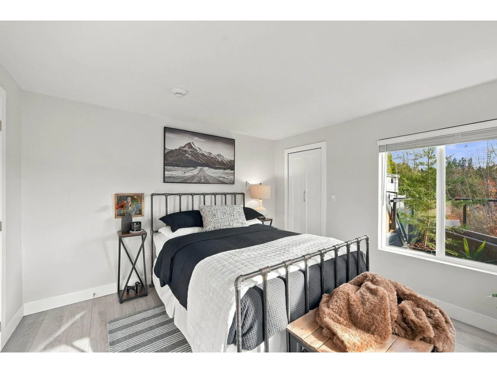 9 15989 MARINE DRIVE