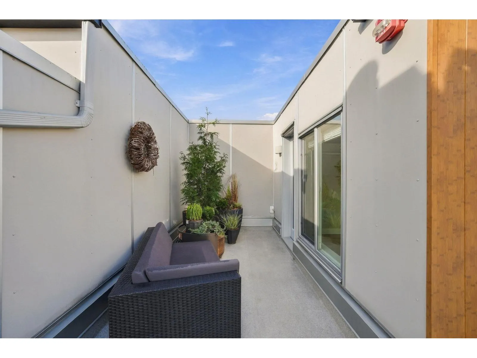 9 15989 MARINE DRIVE