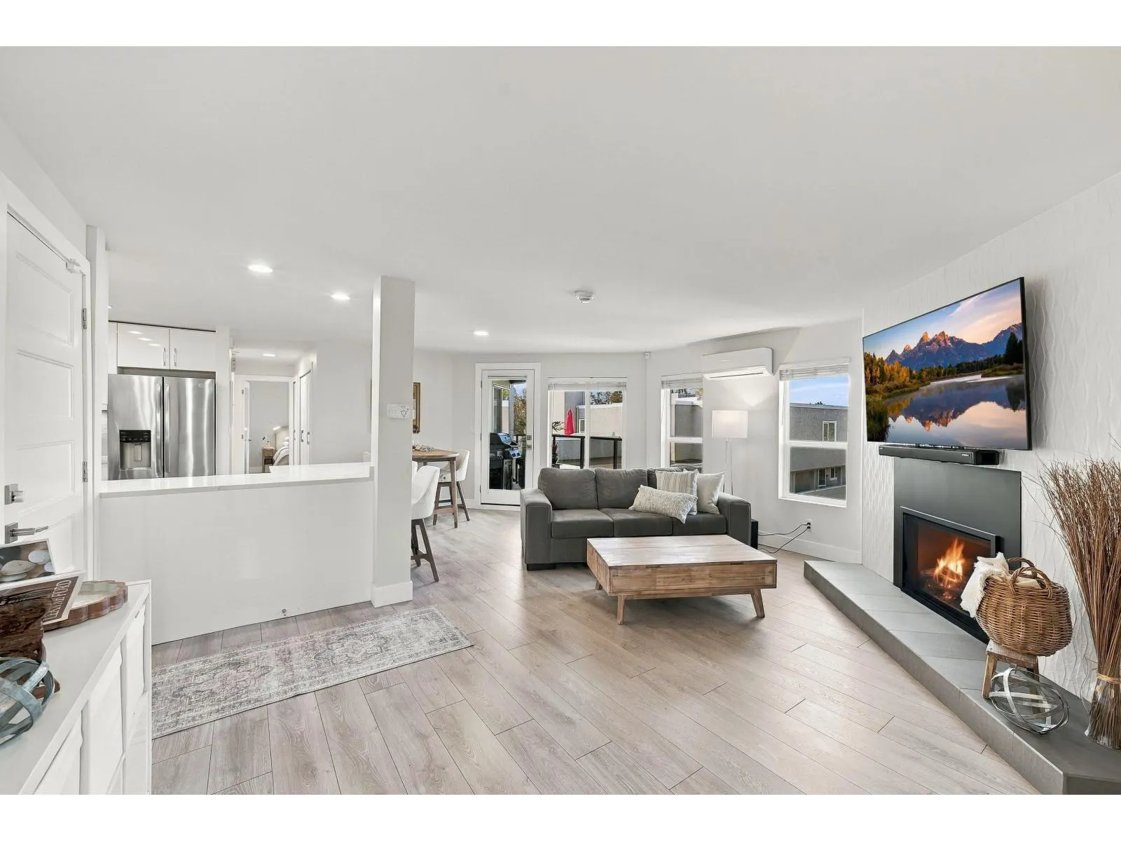 9 15989 MARINE DRIVE
