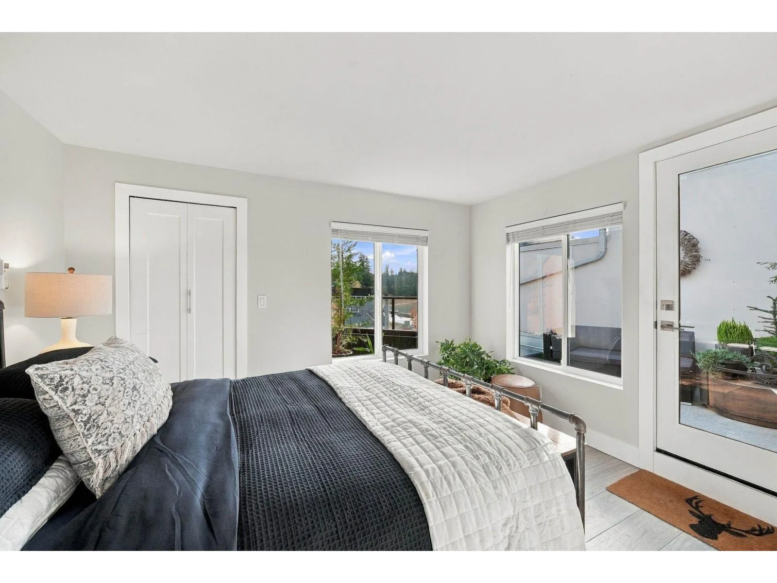 9 15989 MARINE DRIVE