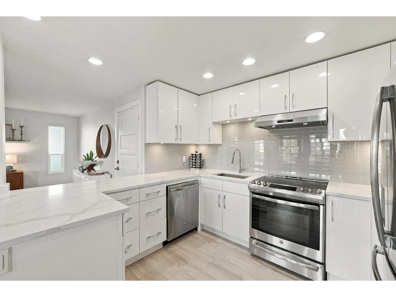 9 15989 MARINE DRIVE