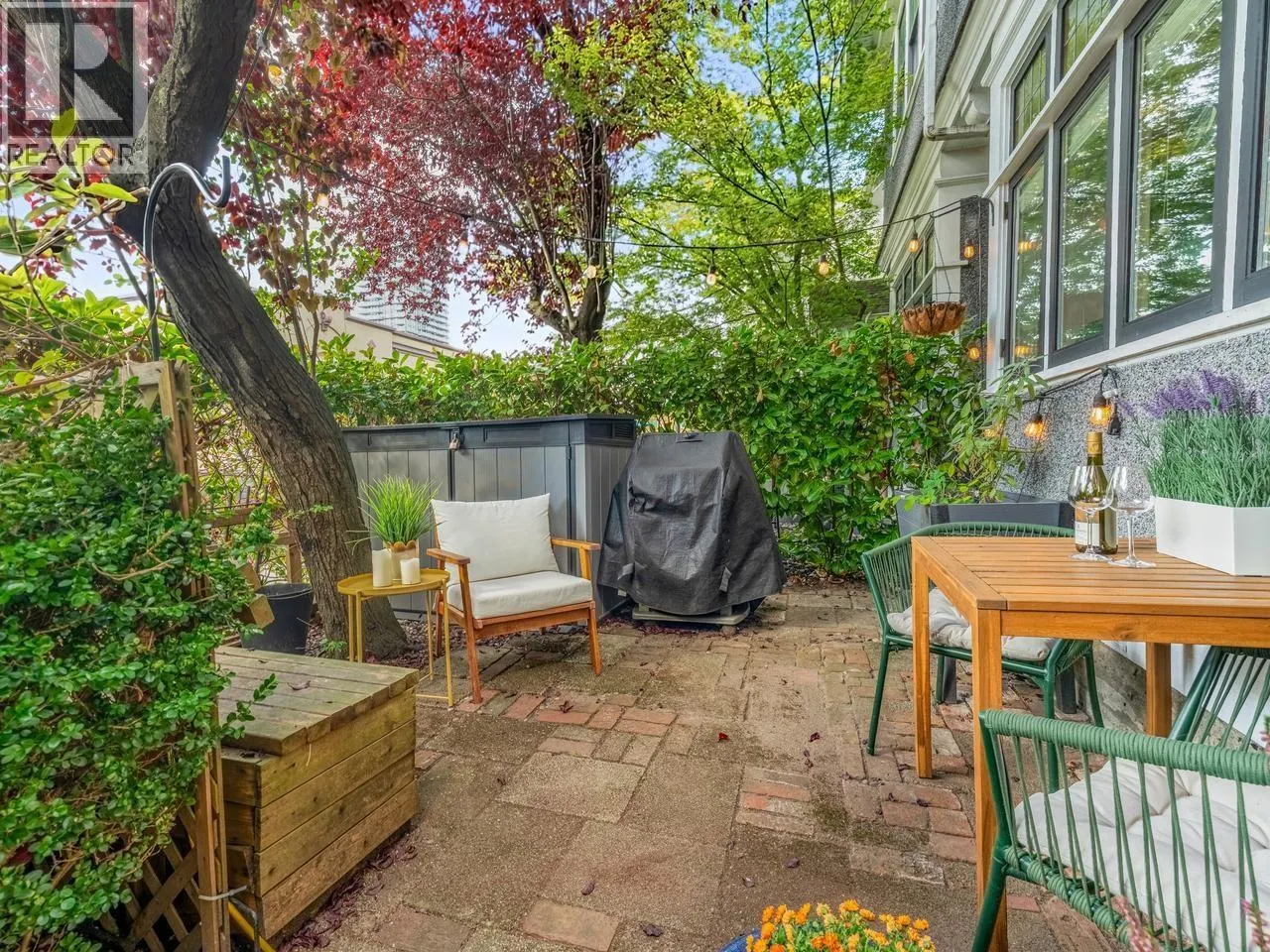 2634 HEMLOCK STREET