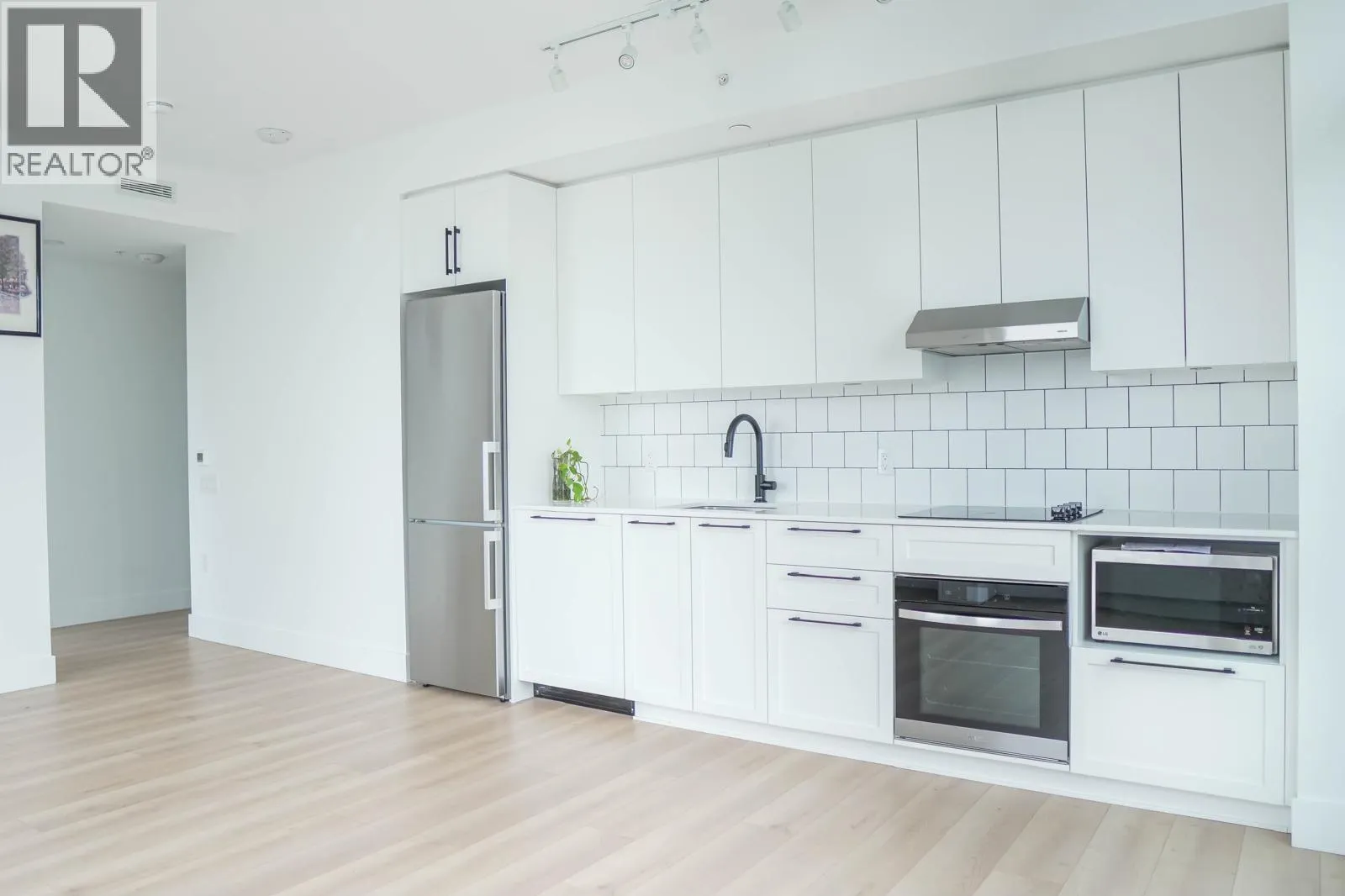 1108 8750 UNIVERSITY CRESCENT