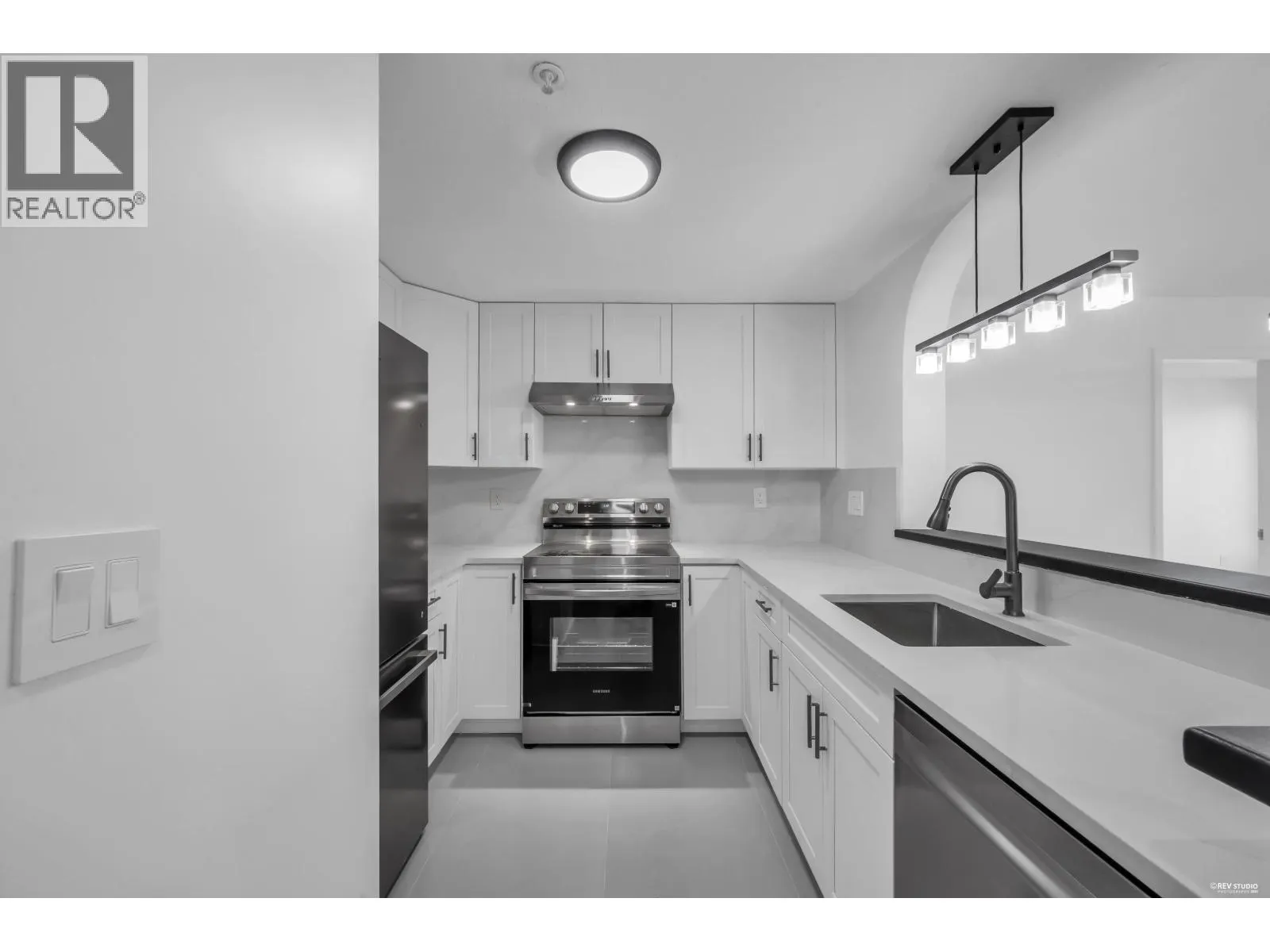 306 6833 VILLAGE GRN
