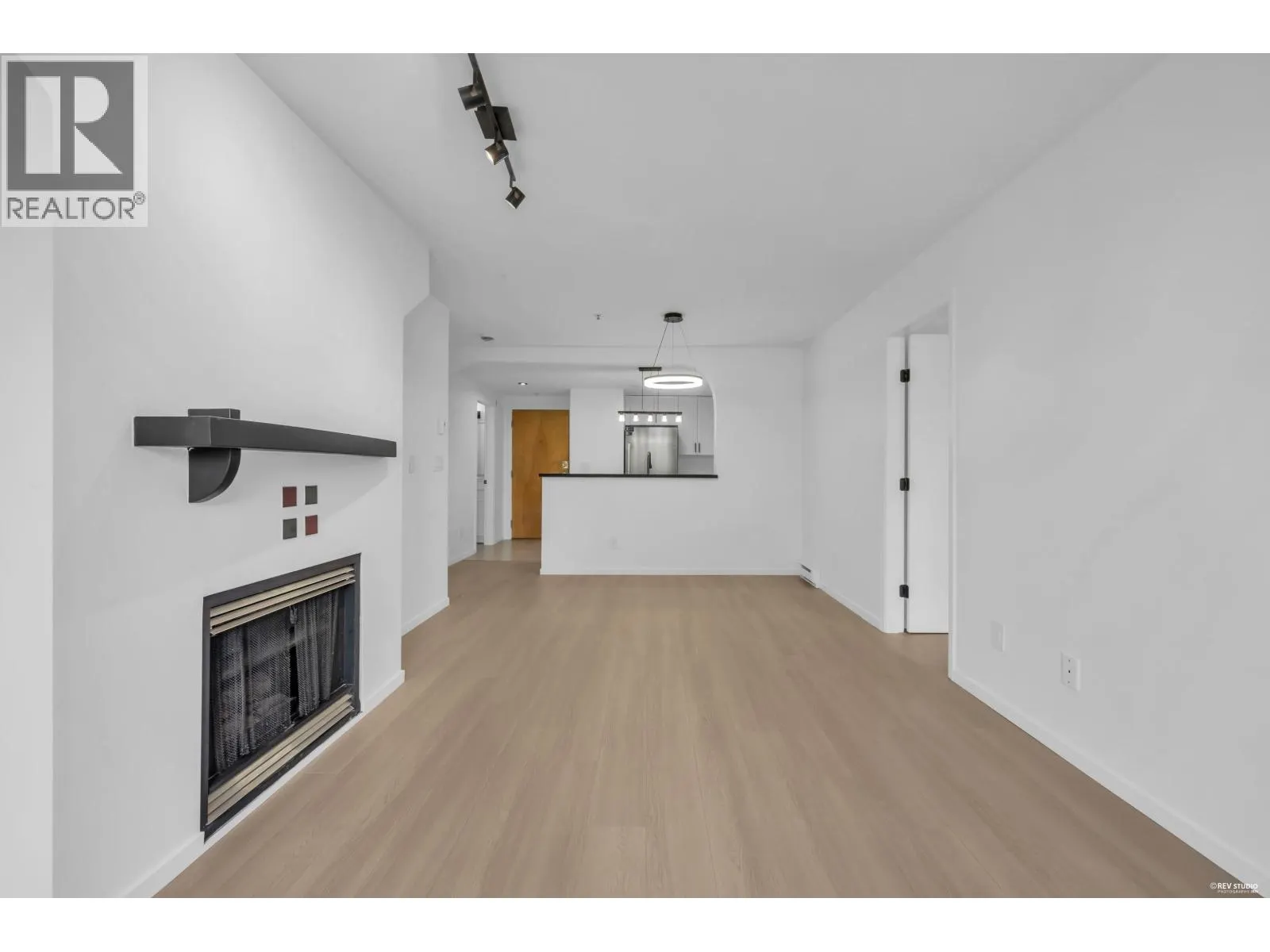 306 6833 VILLAGE GRN