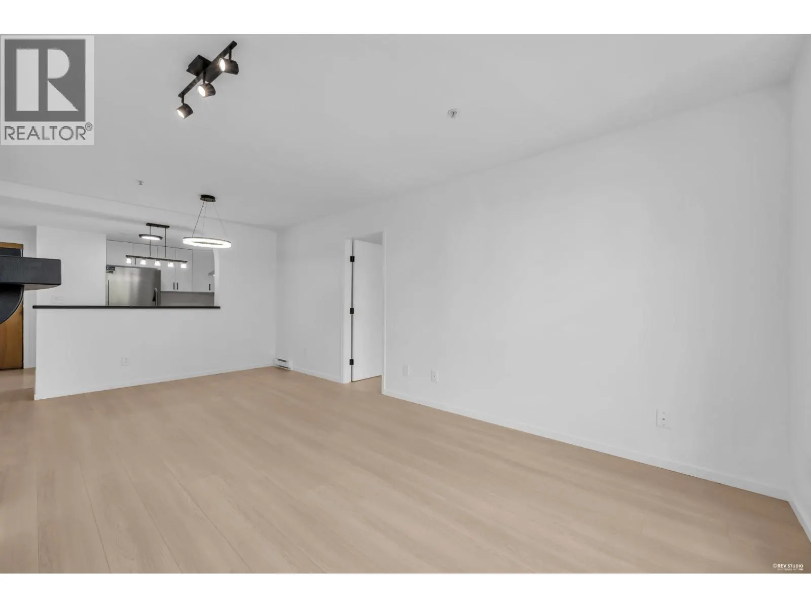 306 6833 VILLAGE GRN