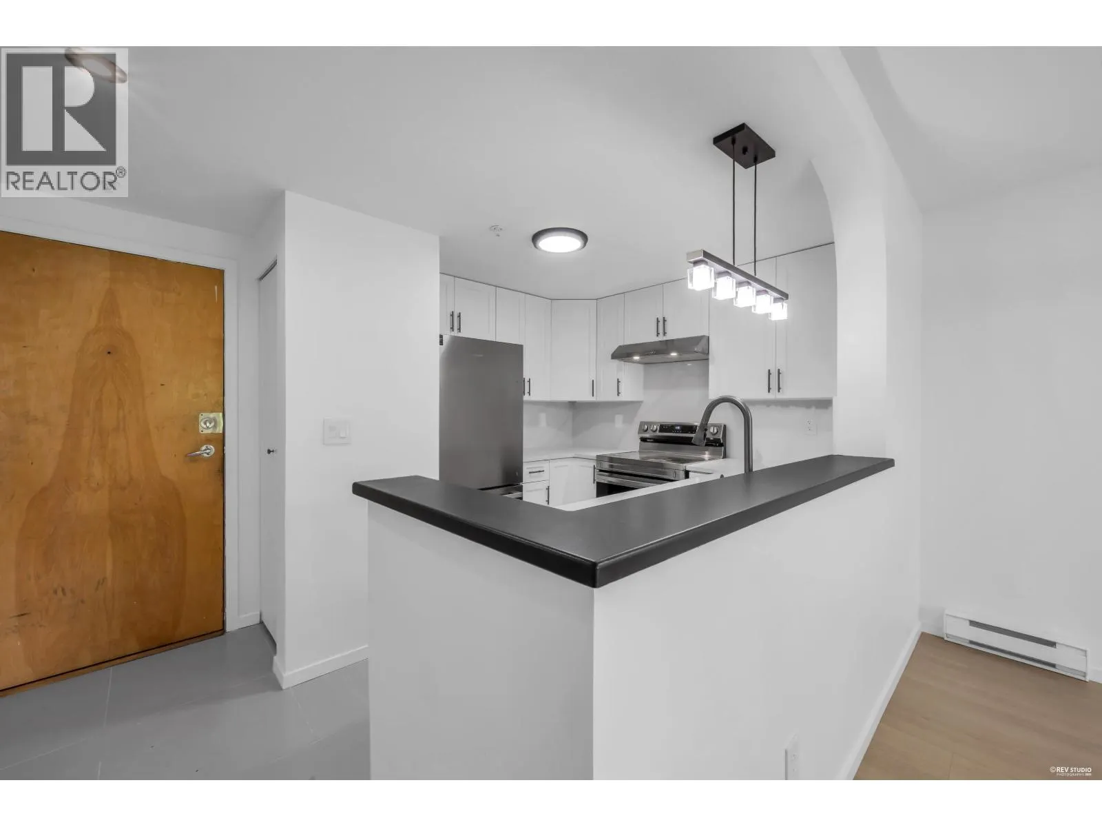 306 6833 VILLAGE GRN