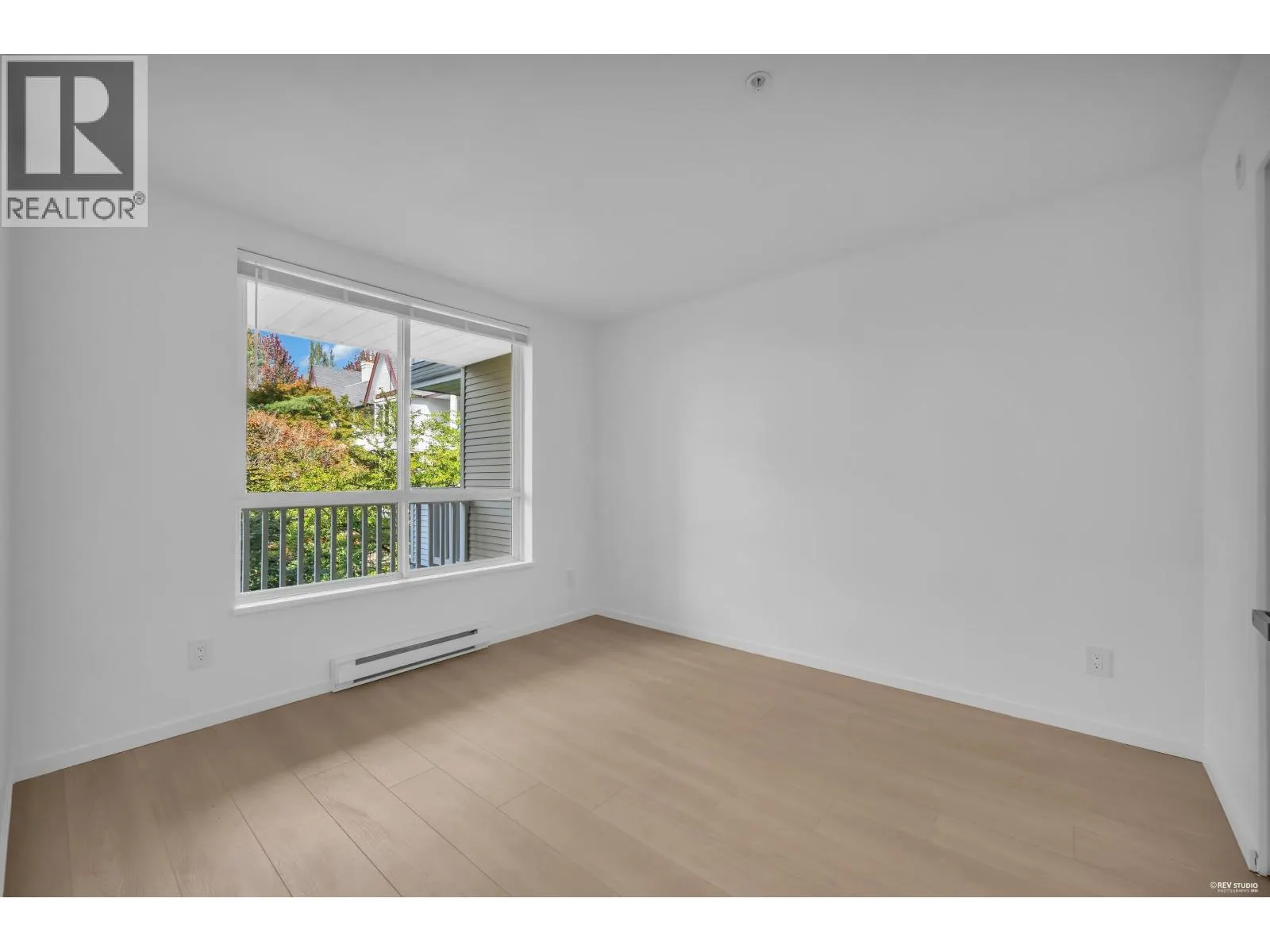 306 6833 VILLAGE GRN