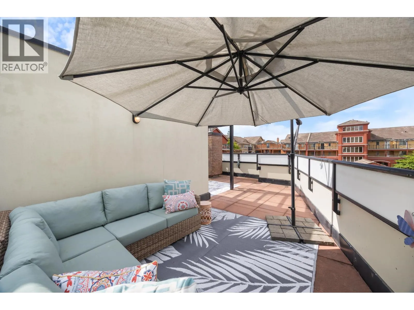 114 8 RENAISSANCE SQUARE