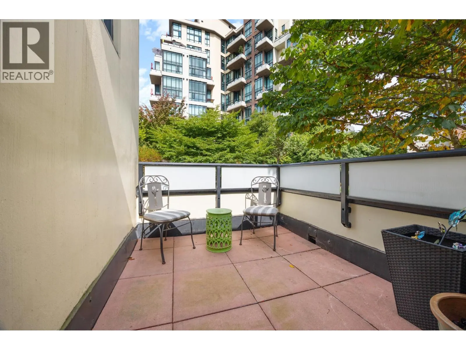 114 8 RENAISSANCE SQUARE