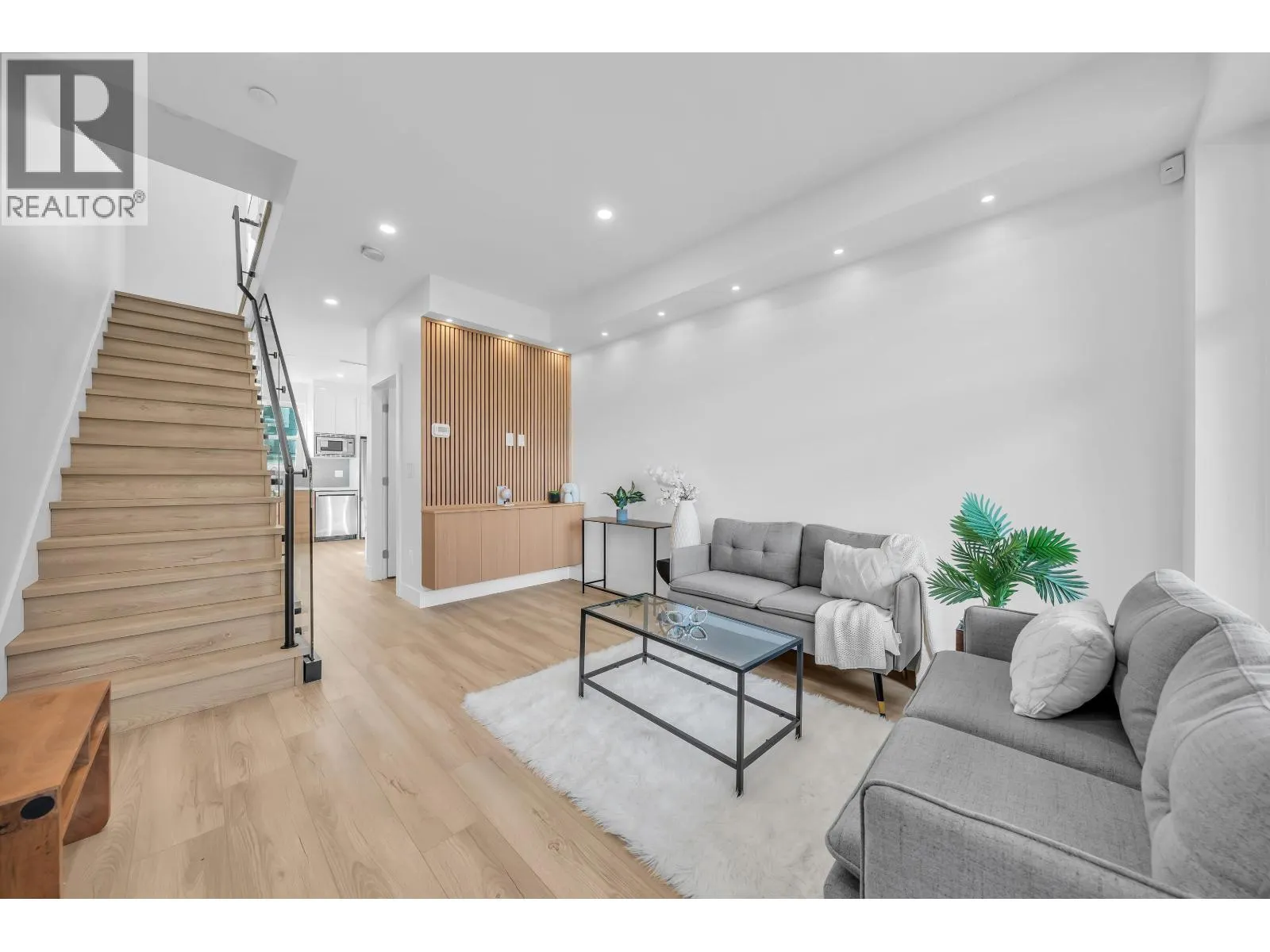 1 2554 DUNDAS STREET