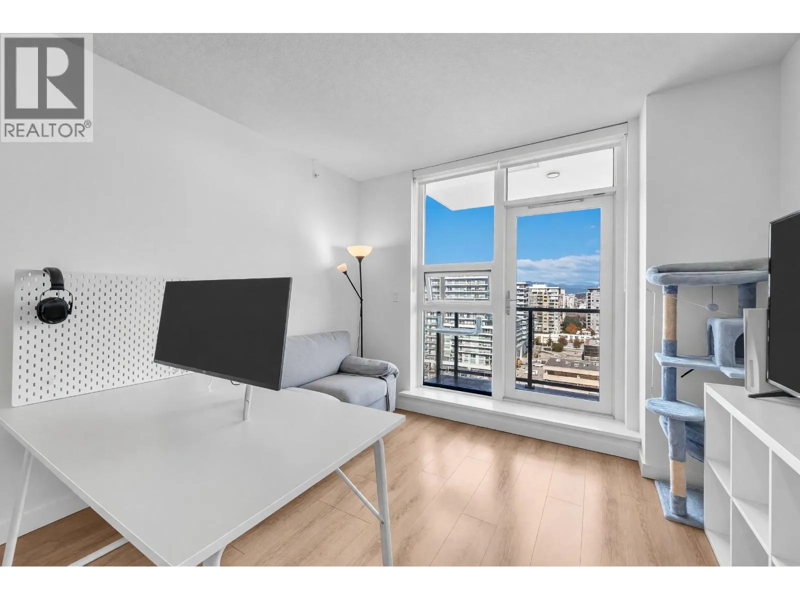 1304 6633 BUSWELL STREET