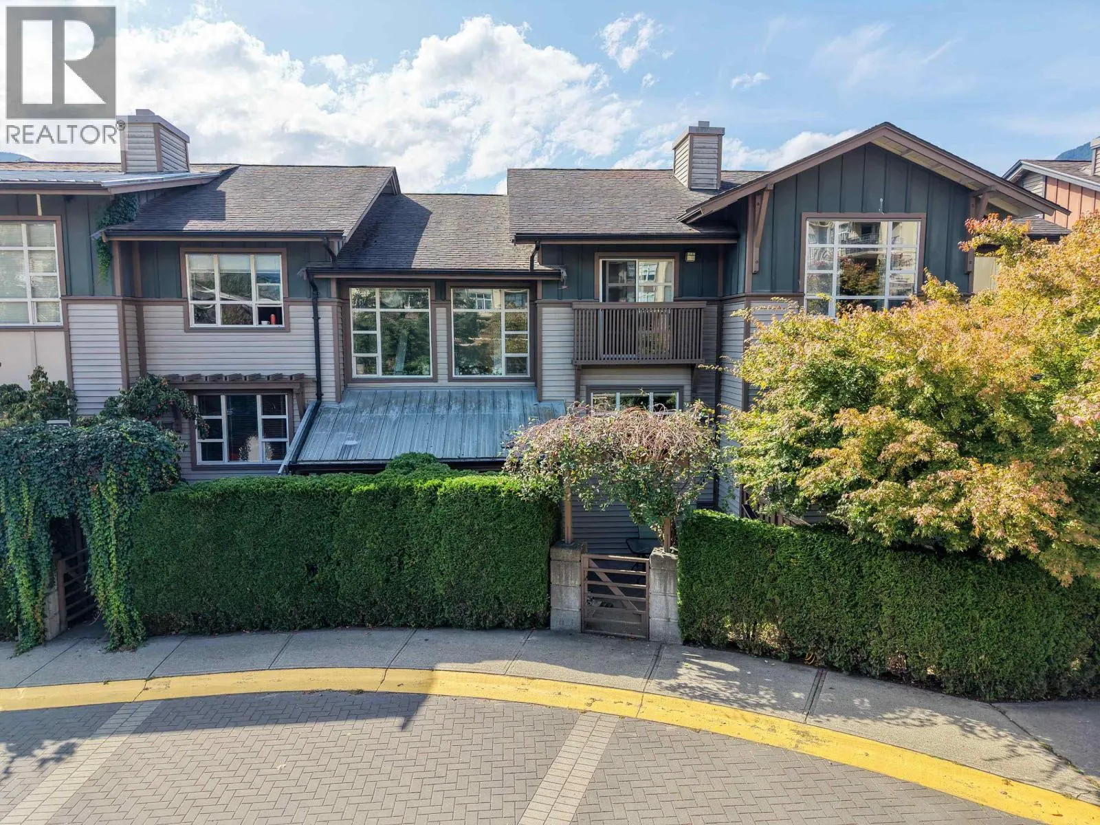 1216 VILLAGE GREEN WAY
