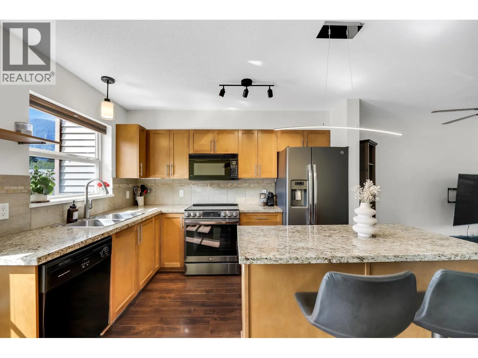 1216 VILLAGE GREEN WAY