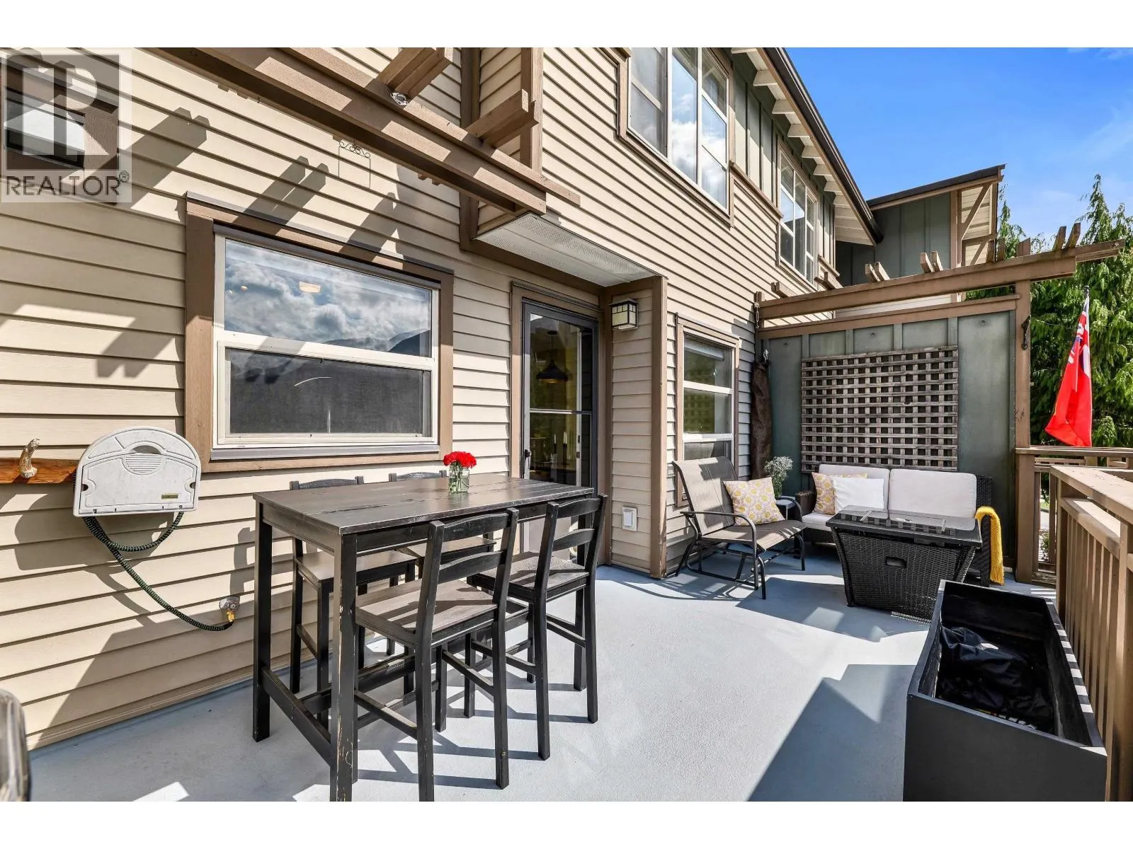 1216 VILLAGE GREEN WAY
