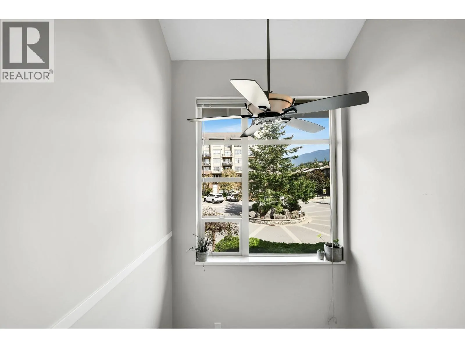 1216 VILLAGE GREEN WAY
