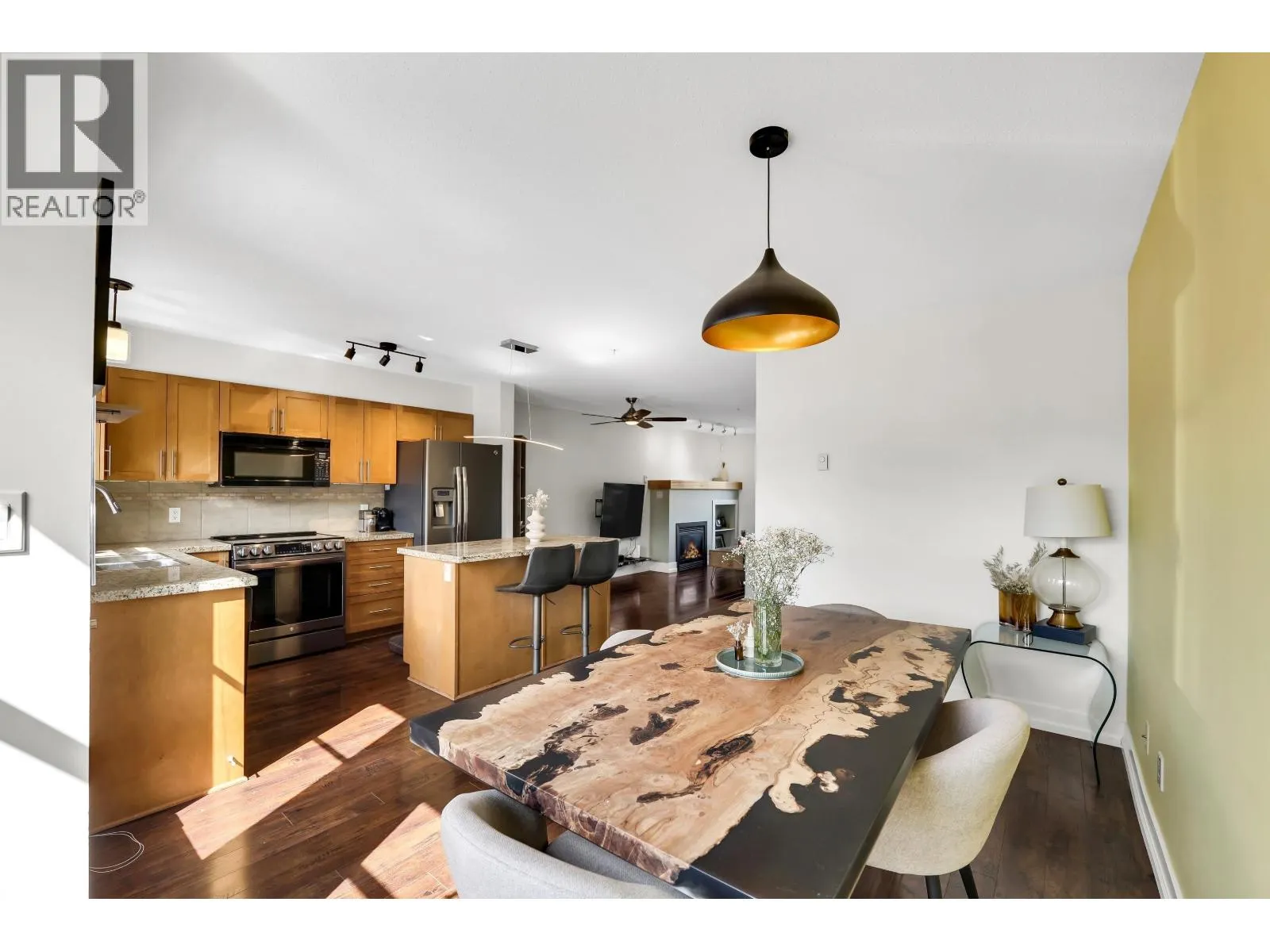 1216 VILLAGE GREEN WAY