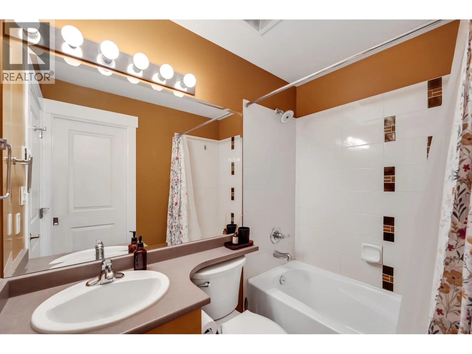 1216 VILLAGE GREEN WAY