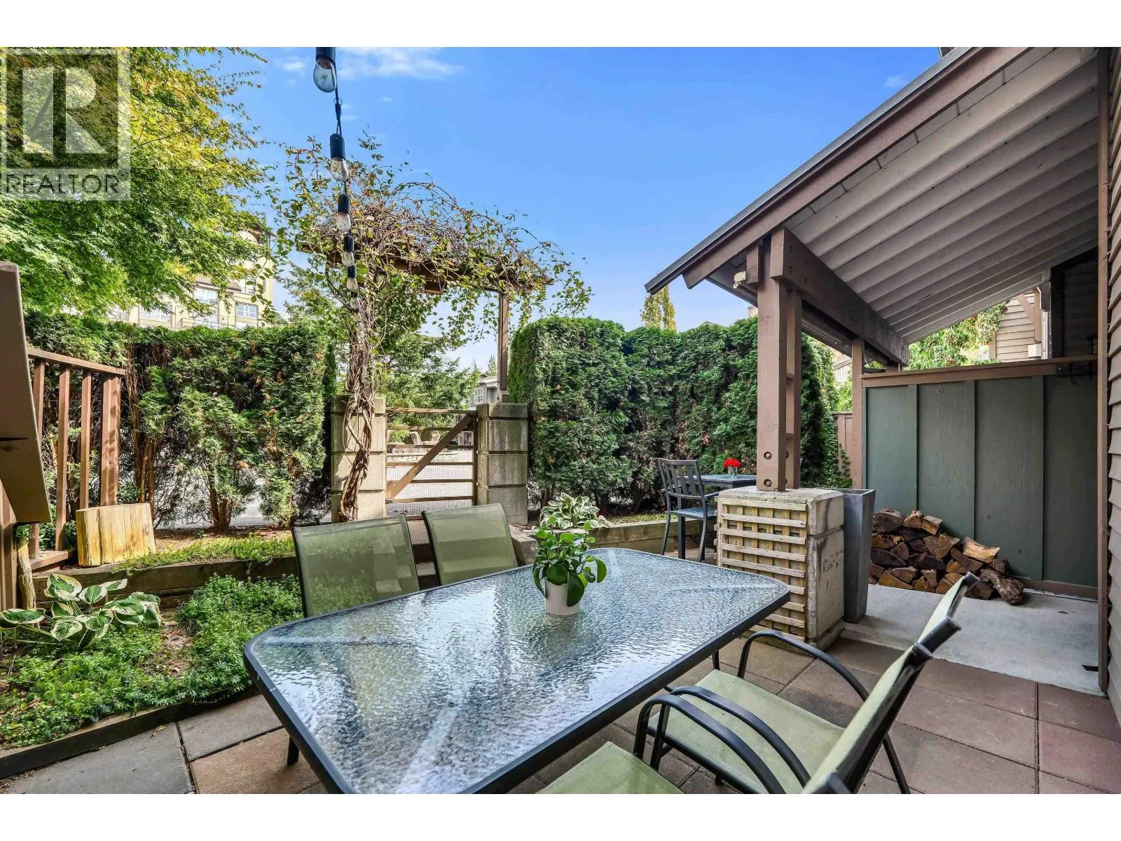 1216 VILLAGE GREEN WAY