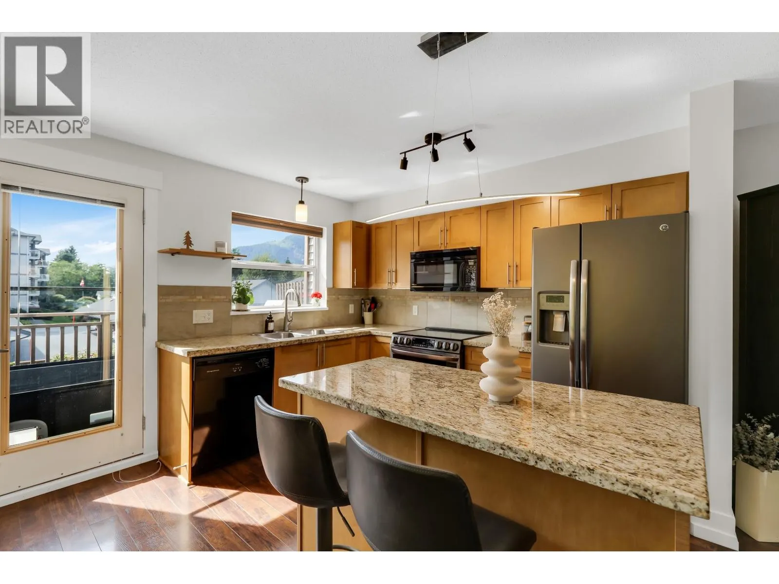 1216 VILLAGE GREEN WAY