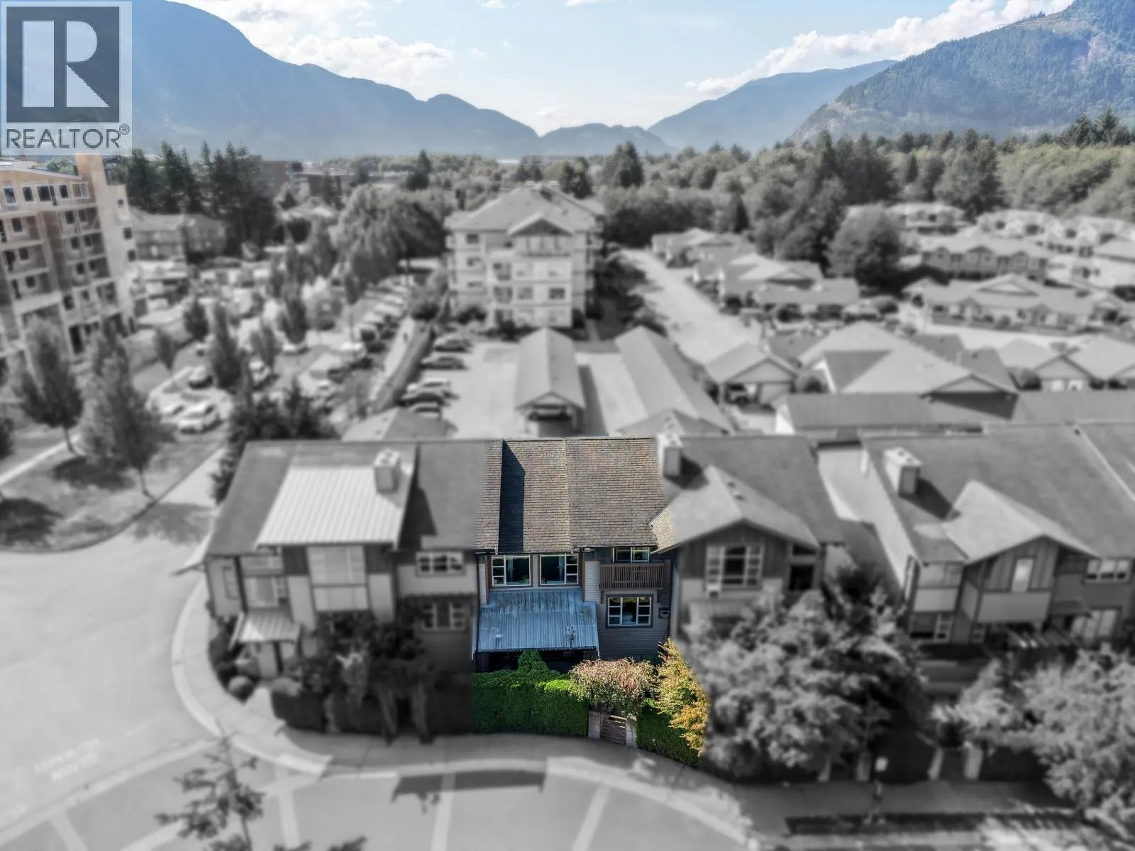 1216 VILLAGE GREEN WAY