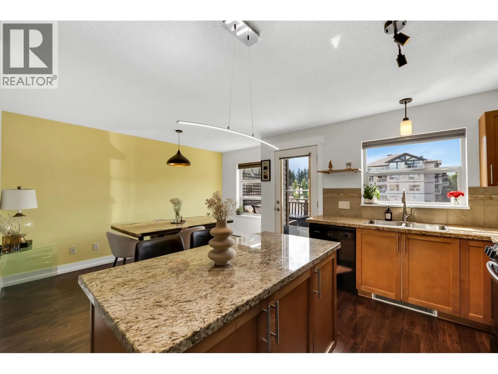 1216 VILLAGE GREEN WAY