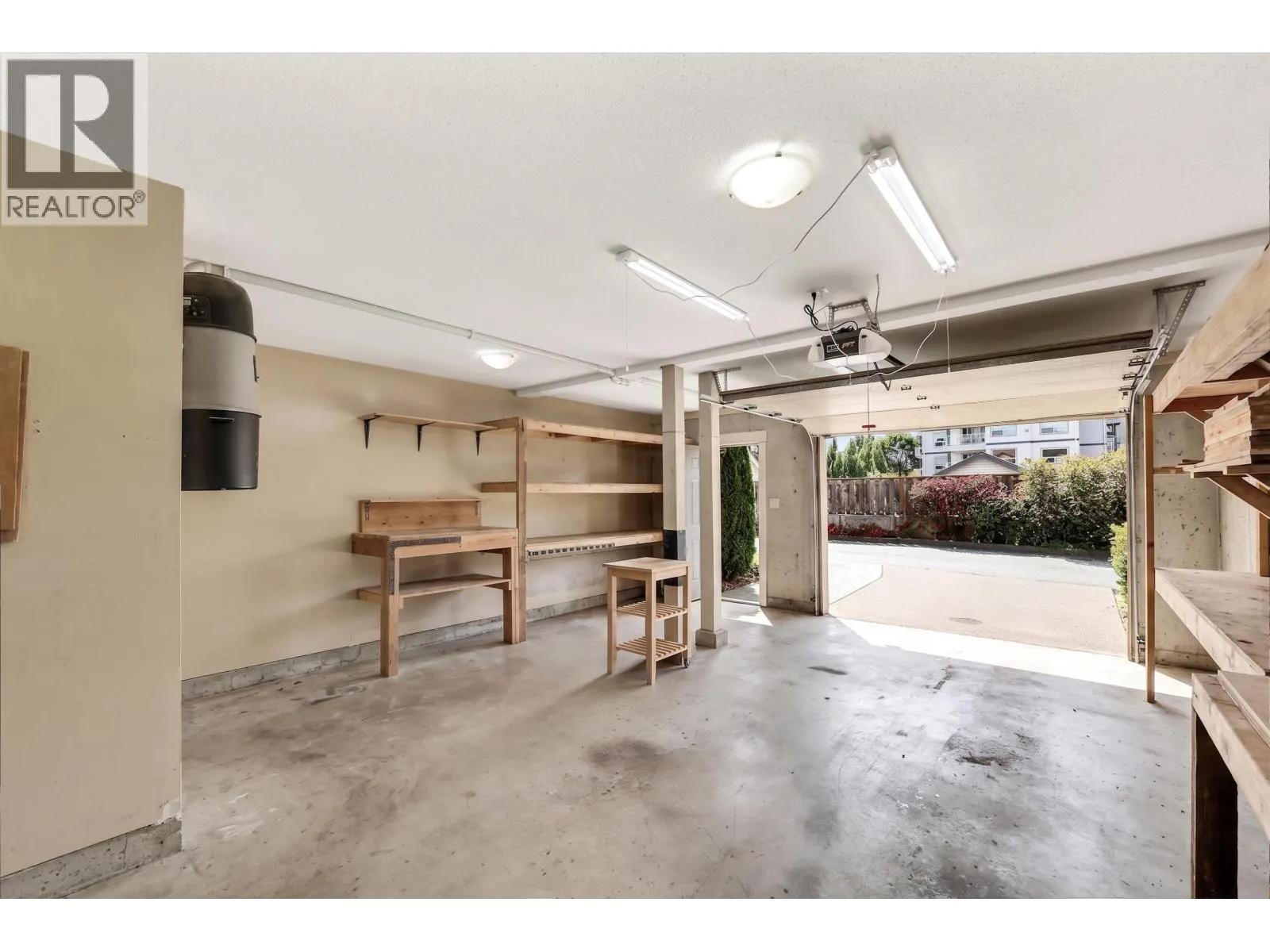 1216 VILLAGE GREEN WAY