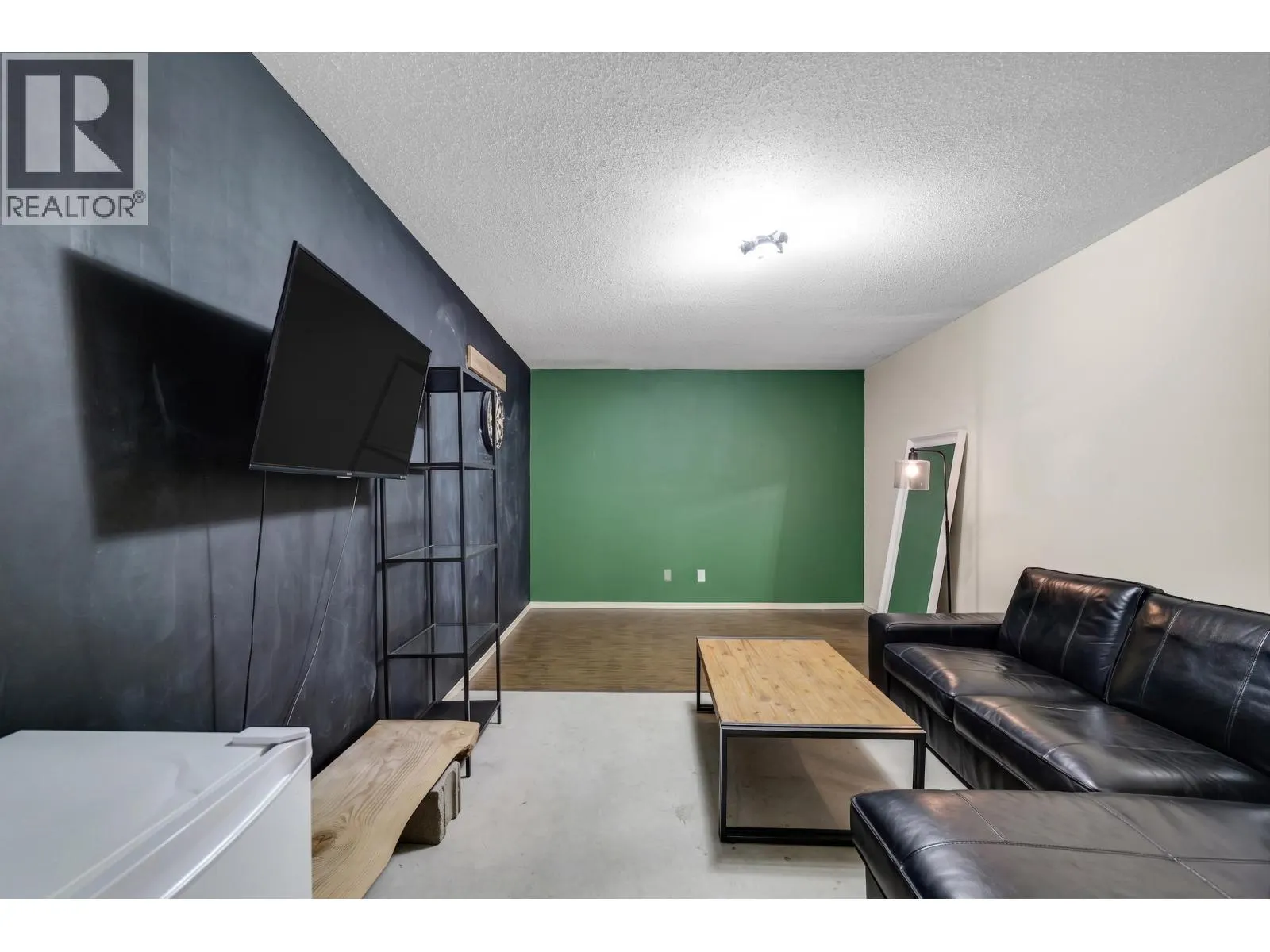 1216 VILLAGE GREEN WAY