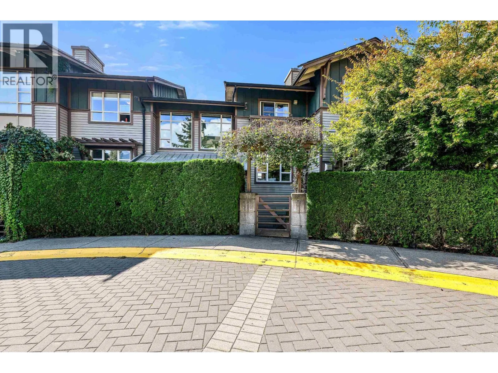 1216 VILLAGE GREEN WAY