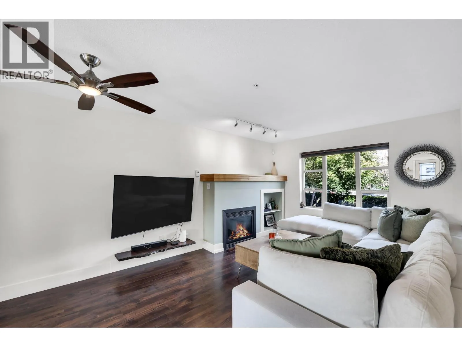 1216 VILLAGE GREEN WAY