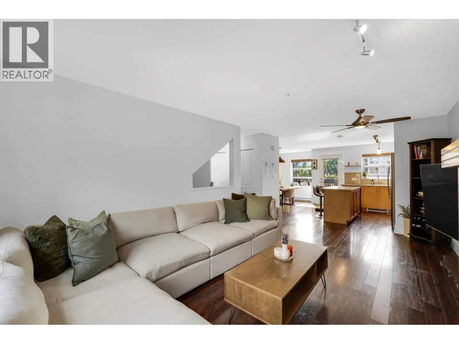 1216 VILLAGE GREEN WAY