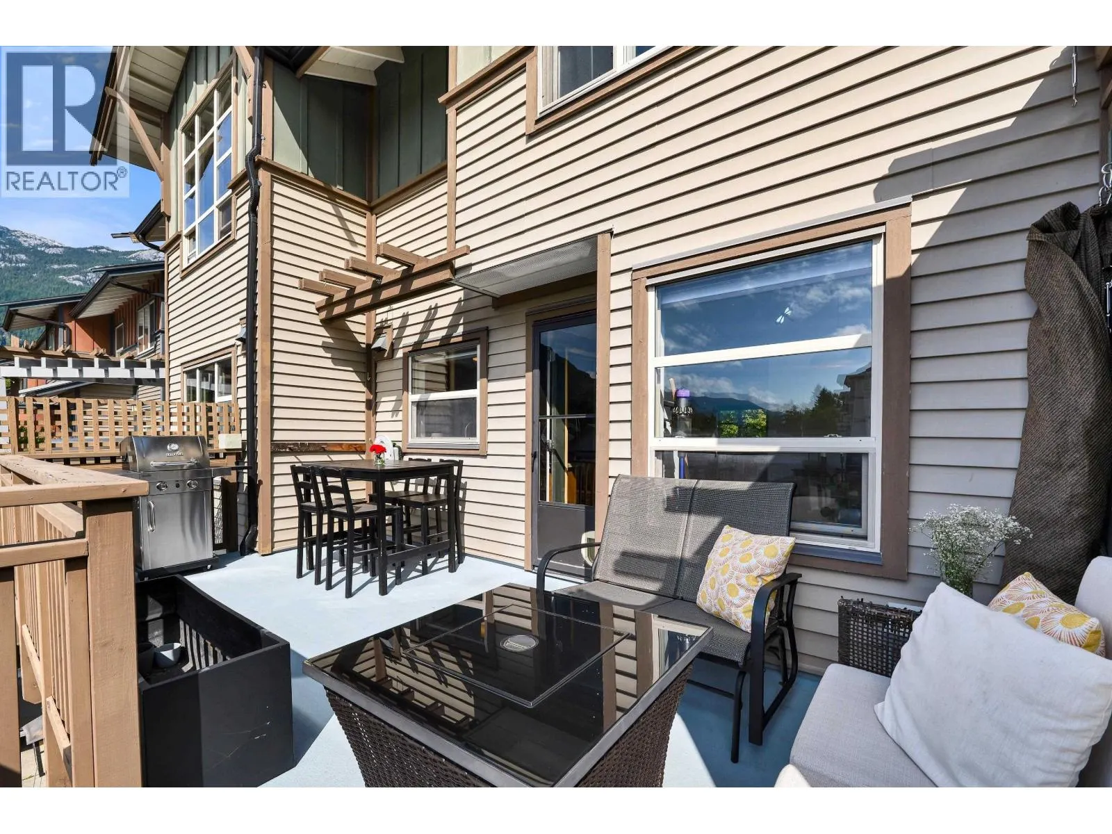 1216 VILLAGE GREEN WAY