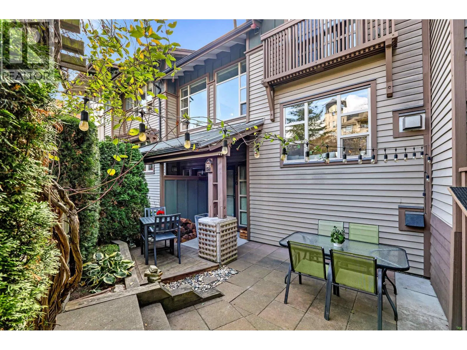 1216 VILLAGE GREEN WAY