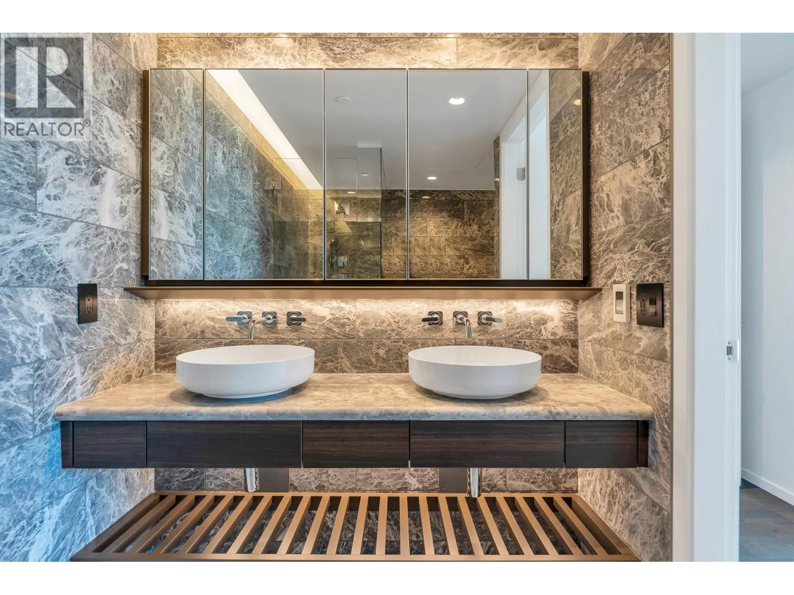 2502 1482 ROBSON STREET